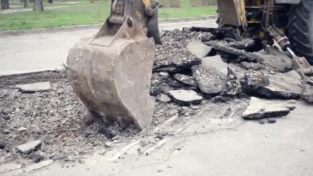 Tractor bucket breaks asphalt — Stock Video