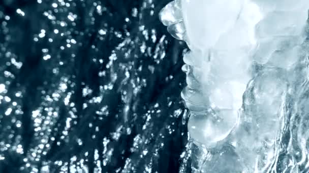 Bir şelale dere yakın çekim kenarında buz erimesi. Ses ile. — Stok video