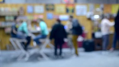 Kahve insanların ın içinde