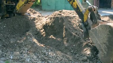 Yedek çapa yere yakın çekim yapıyor. Bakım işindeki eski traktör.