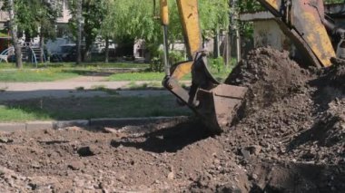 Yedek çapa yere yakın çekim yapıyor. Bakım işindeki eski traktör.