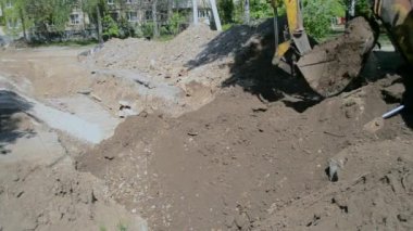 Yedek çapa yere yakın çekim yapıyor. Bakım işindeki eski traktör.