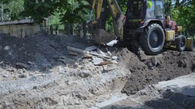 Yedek çapa yere yakın çekim yapıyor. Bakım işindeki eski traktör.