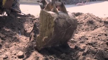 Bakım işinde eski traktör. Teknik şehir çalışıyor. Onarım kentsel çalışma