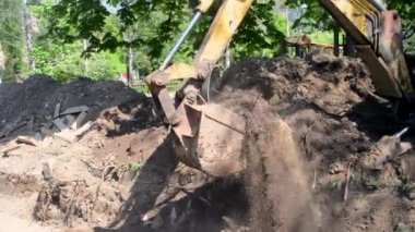 Bakım işlerinde eski traktör.