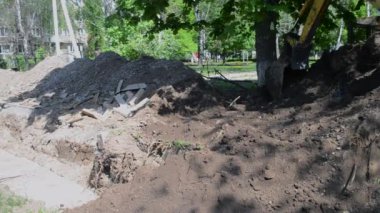 Bakım işlerinde eski traktör.