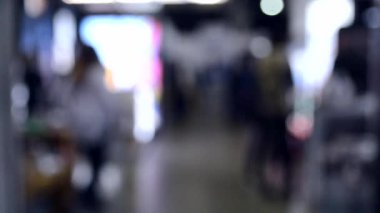 Bina içinde insanların kalabalık