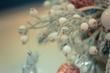Noel ağacı oyuncaklar süslemeleri ve Noel ağacı karla kaplı branche yakın çekim