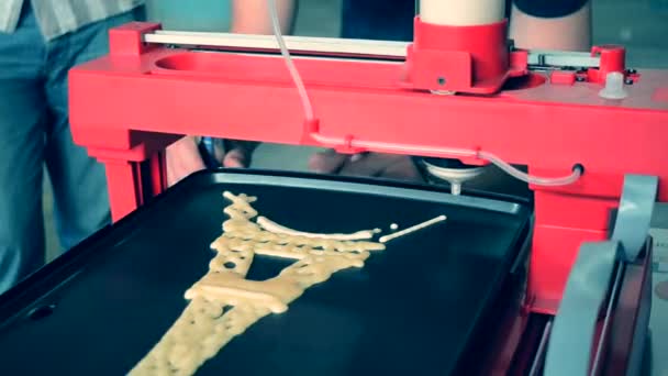 3D εκτυπωτής για υγρή ζύμη. 3D εκτυπωτής εκτύπωση τηγανίτες με υγρή ζύμη — Αρχείο Βίντεο