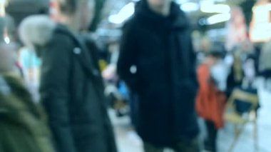 Birçok kişi aydınlatma ile alışveriş merkezi veya mağaza içinde yürümek.