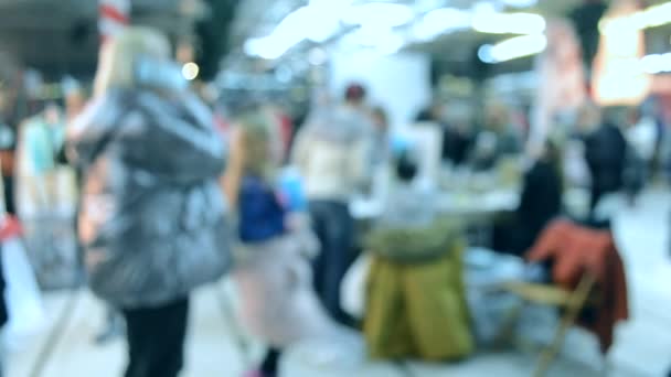 Beaucoup de gens marchent à l'intérieur du centre commercial ou magasin avec éclairage . — Video