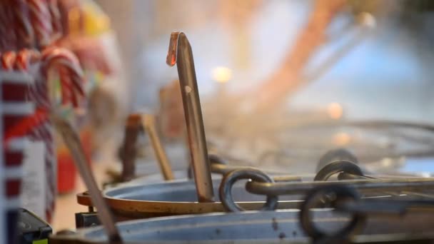 Handvat pollepel in een pan met glühwein — Stockvideo