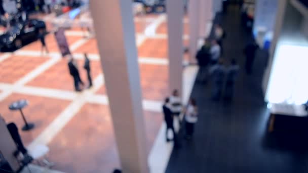 Vista borrosa de la gente. Gente en un gran salón moderno. Fondo borroso . — Vídeos de Stock