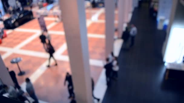 Vista borrosa de la gente. Gente en un gran salón moderno. Fondo borroso . — Vídeos de Stock