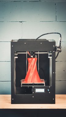 3D yazıcı yakından çalışıyor. Otomatik üç boyutlu 3D yazıcı