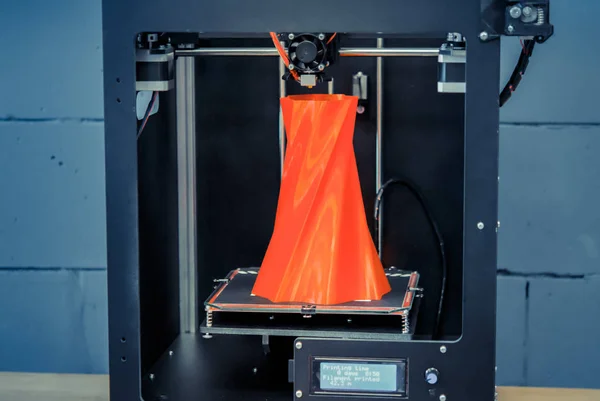 Imprimante 3D travaillant en gros plan. Imprimante 3D tridimensionnelle automatique — Photo