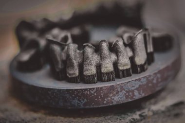 Isı tedavisinden sonra metal 3D yazıcıya yazdırılan nesne.