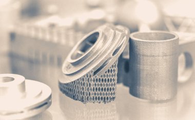 Metal 3d yazıcıya yazdırılan nesne. Eski vintage tarzı fotoğraf.