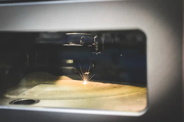 Metal 3D yazıcıya basılmış nesne, metal yakın çekim için lazer sinterleme makinesi.