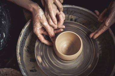Çömlekçilik atölyesinde çömlekçi tekerleğinde kil modellememaster sınıfı.