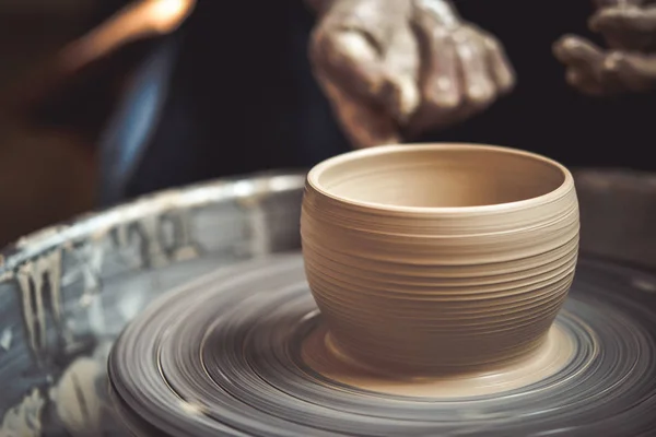Creare vaso di argilla bianca primo piano. Maestro Crock . — Foto Stock