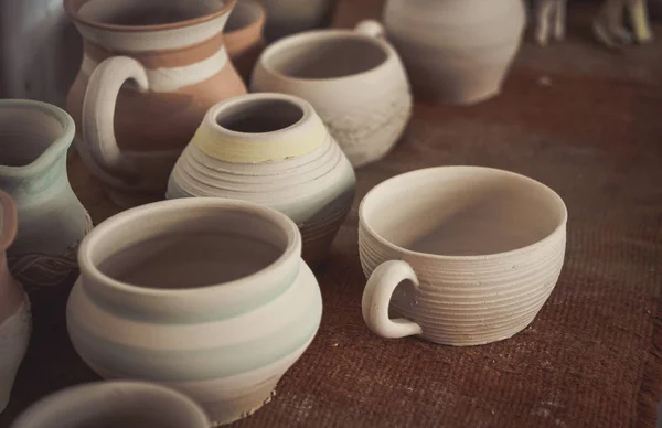 Many clay pot is on the table in pottery. — Stock Photo, Image