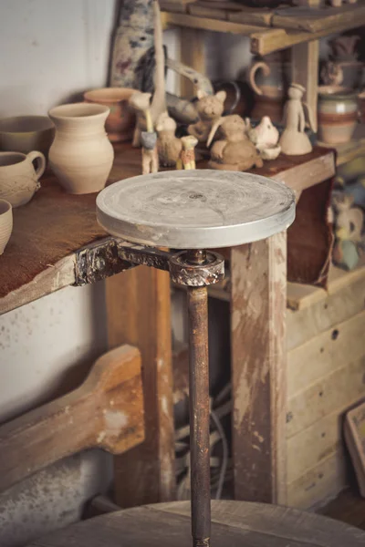 Atelier de poterie, roue de potiers vides, poterie d'argile — Photo