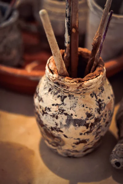 A glass stained with smeared clay with tassels — Stock Photo, Image