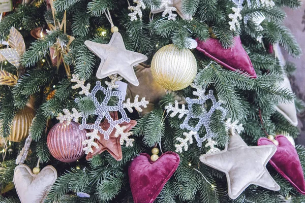 Diferentes juguetes decorativos de árbol de Navidad de cerca, decoraciones para Navidad —  Fotos de Stock