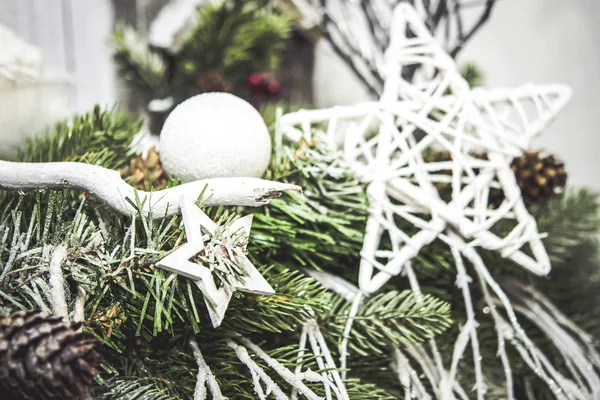 Dekorative weiße Weihnachten Neujahr Spielzeugsterne hängen am Weihnachtsbaum — Stockfoto