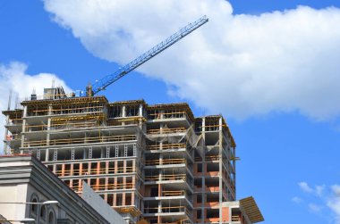 Yüksek katlı binaların inşaatı. Şehir manzarası. Kopya alanı