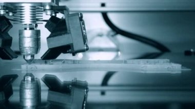3D yazıcı çalışıyor. Birleşmiş depozito modelleme