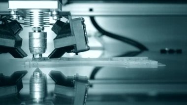 3D yazıcı çalışıyor. Birleşmiş depozito modelleme