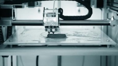 3D yazıcı çalışıyor. Birleşmiş depozito modelleme