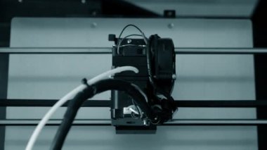 3D yazıcı çalışıyor. Birleşmiş depozito modelleme