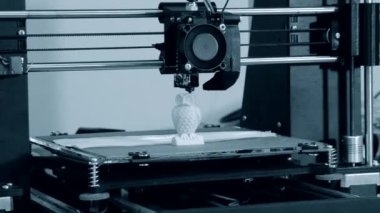 3D yazıcı çalışıyor. Birleşmiş depozito modelleme