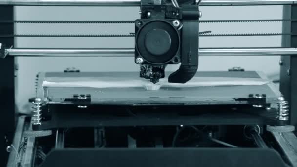 Impresora 3D trabajando. Modelado de deposición fundida — Vídeo de stock