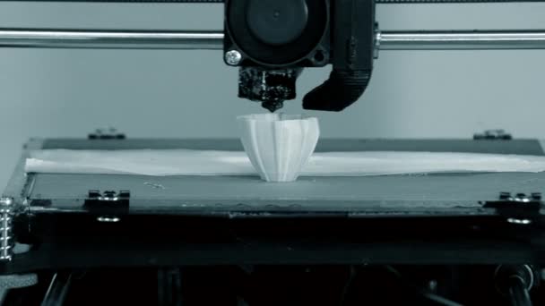 3D nyomtató működik. Összeolvasztott lerakódás modellezése — Stock videók