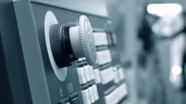 Endüstriyel kontrol panelindeki büyük kırmızı düğme.