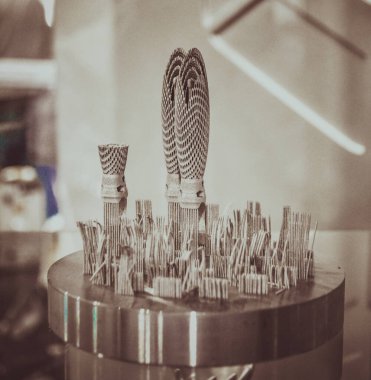 Metal 3D yazıcıya yakın plan basılmış. Nesne lazer sindirim makinesine basılmış. Metal tozundan modern 3D yazıcı baskısı. Kavramsal katkı maddesi DMLS, SLM, SLS