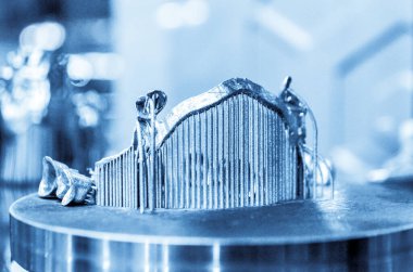 Metal 3D yazıcıya yakın plan basılmış. Nesne lazer sindirim makinesine basılmış. Metal tozundan modern 3D yazıcı baskısı. Kavramsal katkı maddesi DMLS, SLM, SLS 3D yazdırma teknolojisi