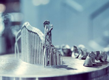 Metal 3D yazıcıya yakın plan basılmış. Nesne lazer sindirim makinesine basılmış. Metal tozundan modern 3D yazıcı baskısı. Kavramsal katkı maddesi DMLS, SLM, SLS