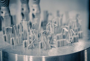 Metal 3D yazıcıya yakın plan basılmış. Nesne lazer sindirim makinesine basılmış. Metal tozundan modern 3D yazıcı baskısı. Kavramsal katkı maddesi DMLS, SLM, SLS