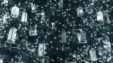 Parlak bir çelengi olan Noel ağacı süslemesi.