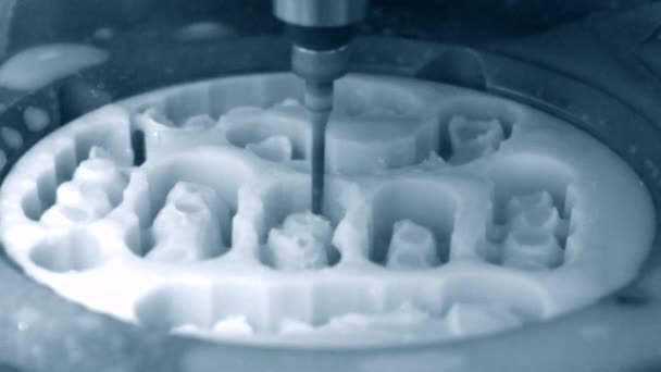 Автоматический процесс Стоматологическая фрезерная машина резки из точной модели формы — стоковое видео