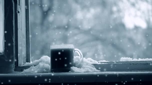 Varm kopp kaffe står på fönsterbrädan på vintern molnig dag. — Stockvideo