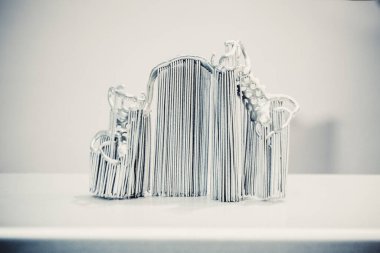 Metal tozundan metal 3D yazıcıya basılmış nesne. Lazer sintilasyon makinesine basılmış nesne. Metal tozundan modern 3D yazıcı baskısı. İlerici katkı maddesi DMLS, SLM, SLS 3D yazdırma teknolojisi