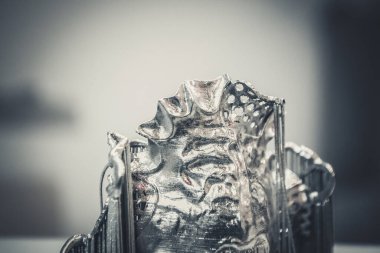 Metal 3D yazıcıya basılmış nesne. Lazer sinterleme makinesine basılmış diş kaplaması. Metal tozundan modern 3D yazıcı baskısı. Kavramsal katkı maddesi DMLS, SLM, SLS 3D yazdırma teknolojisi.