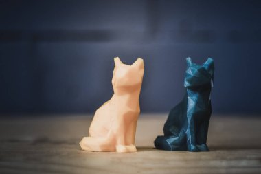 İki yeşil renkli, sarı renkli 3D yazıcı, gri mavi tuğlalı duvarın arka planındaki sarı masada duruyor. 3D baskı için yenilikçi modern katkı teknolojisini kavra.