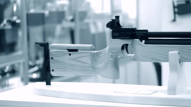 Varias armas de gran calibre sobre la mesa — Vídeo de stock